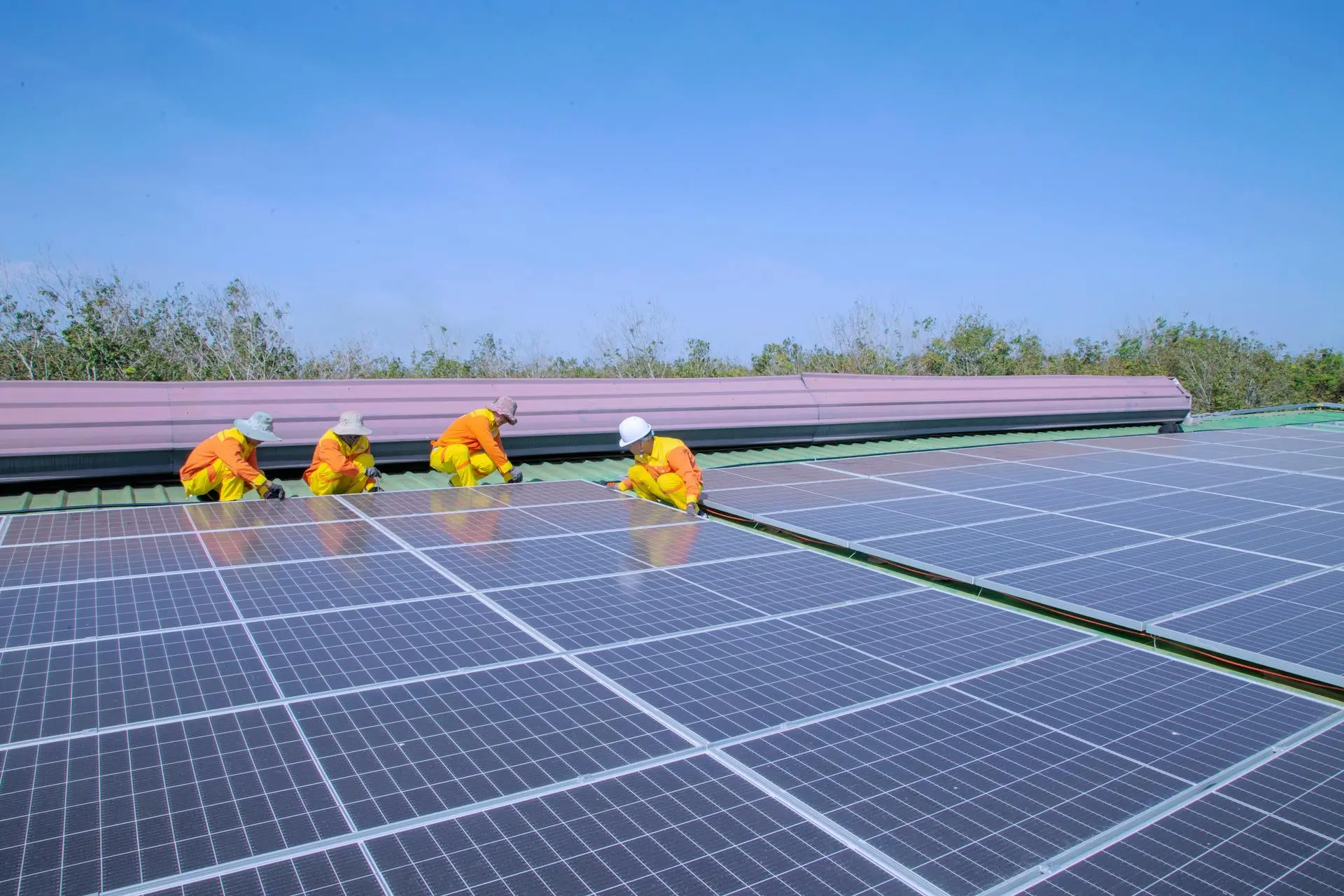 Foto de alguns homens verificando os painéis de energia solar.