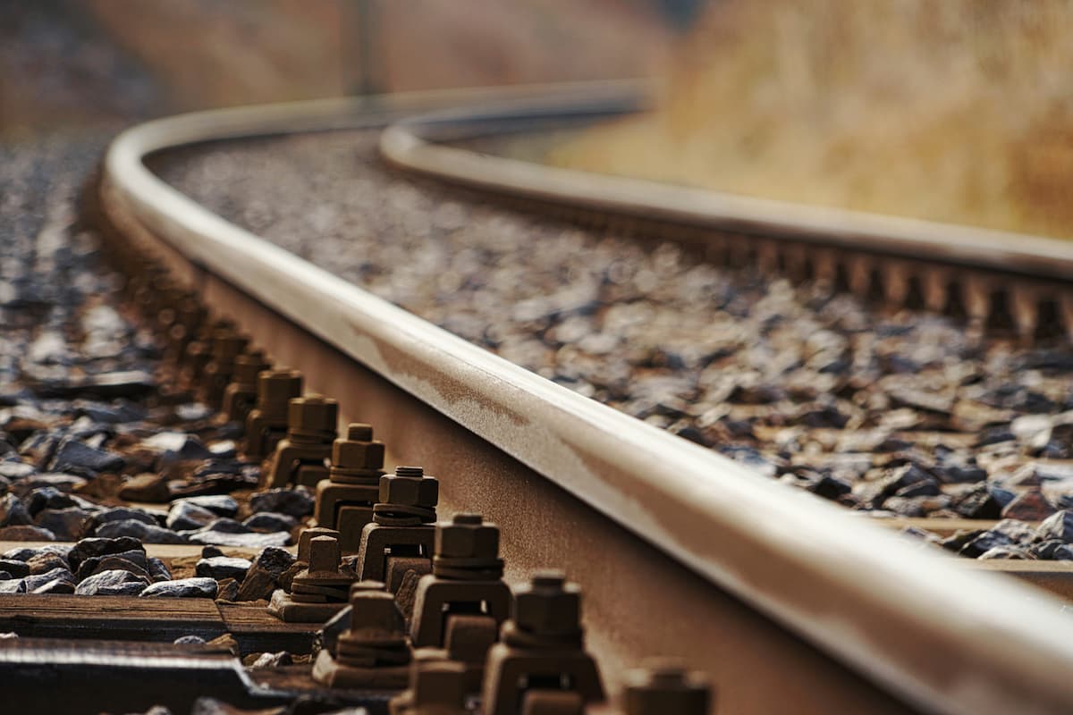 Imagem de um trilho de ferrovia 