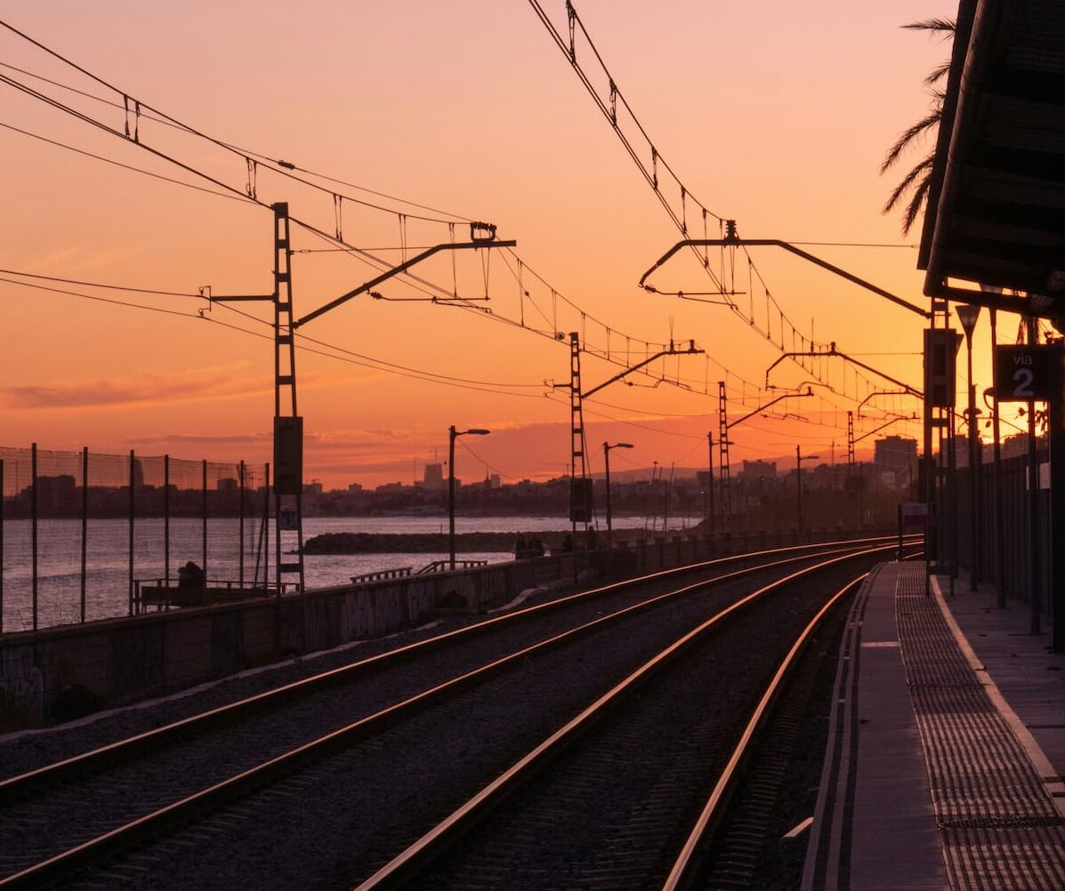 Uma ferrovia fotografada no fim da tarde