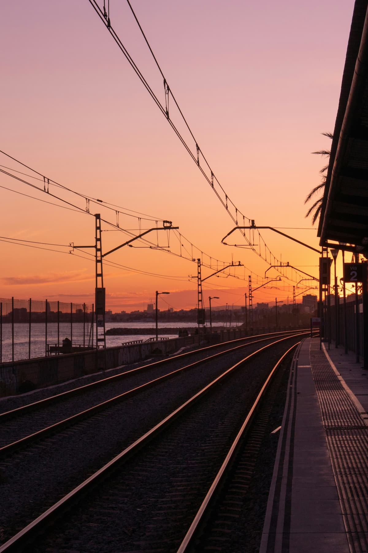 Uma ferrovia fotografada no fim da tarde