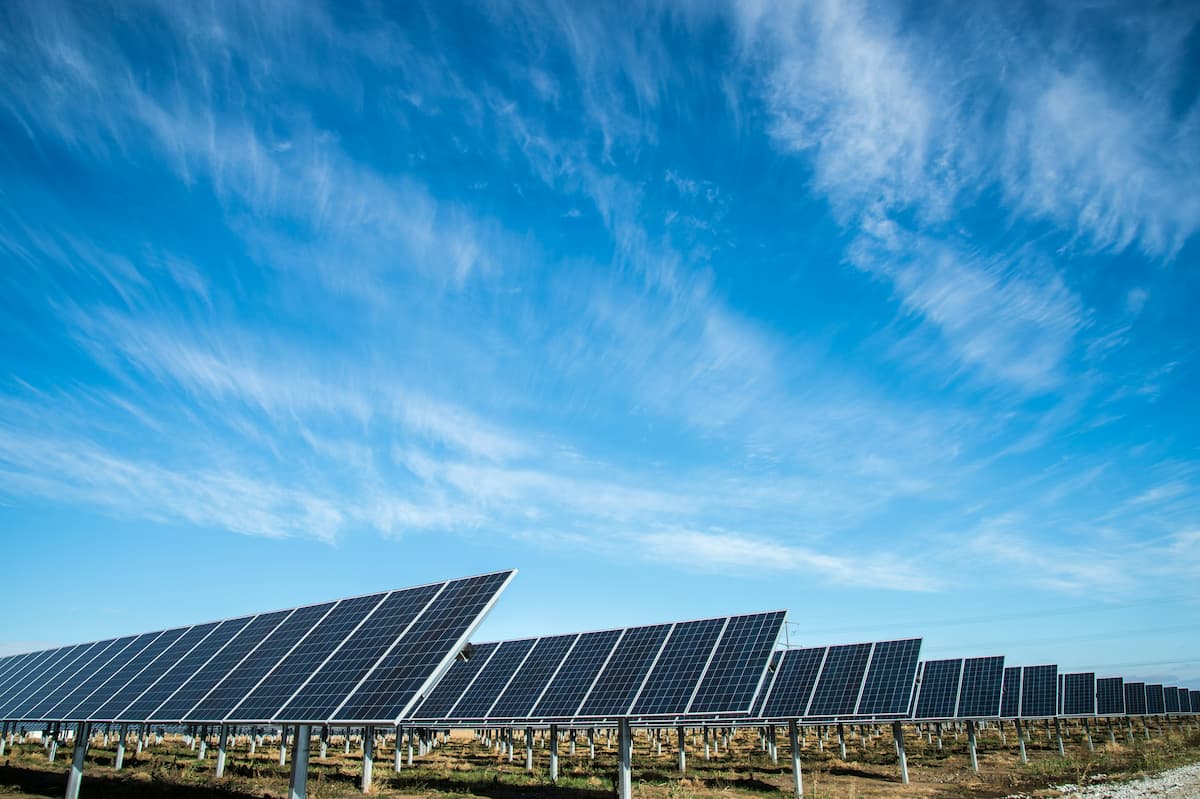 Painel solar de frente para a luz do dia