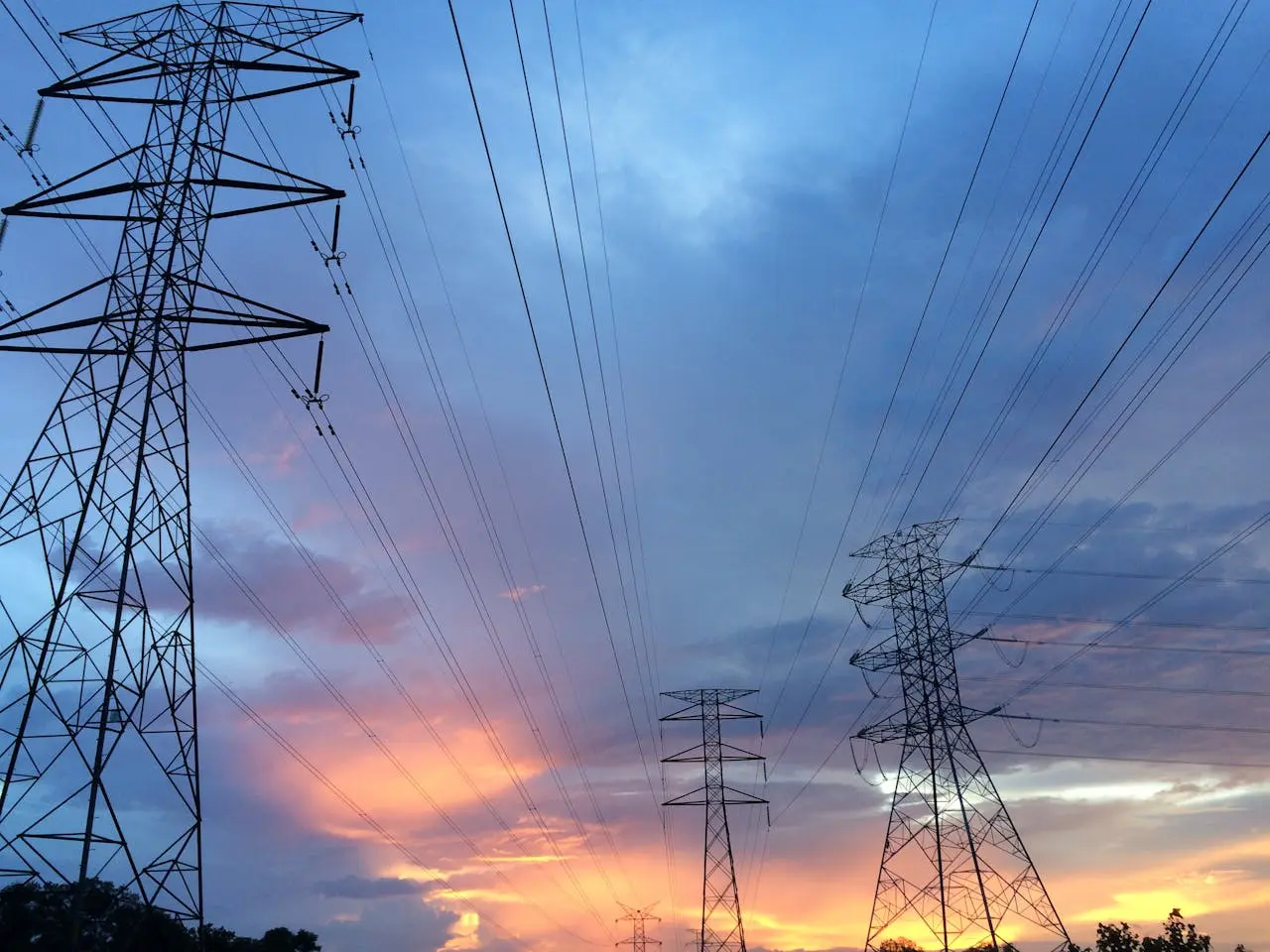 Foto de torre de transmissão de energia.