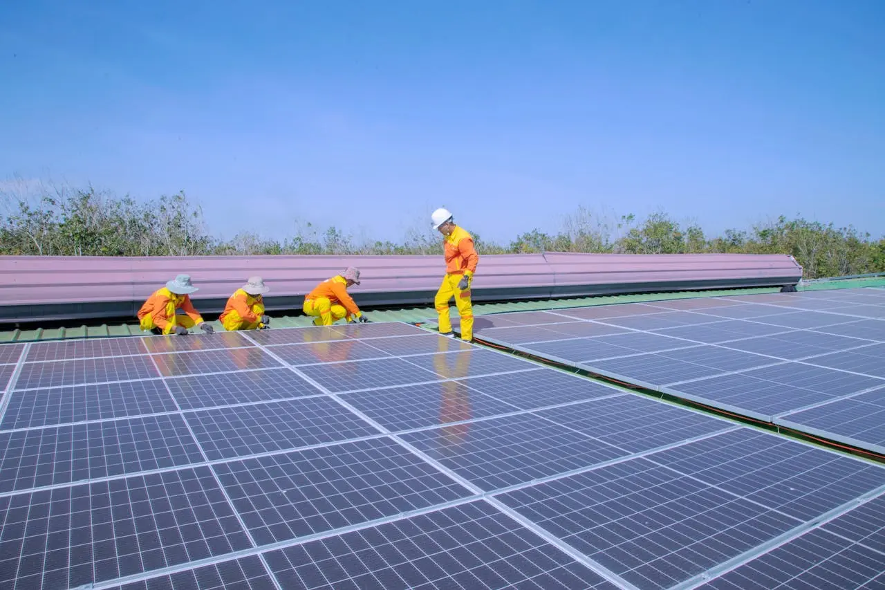 Foto de quatro homens instalando painéis solares.