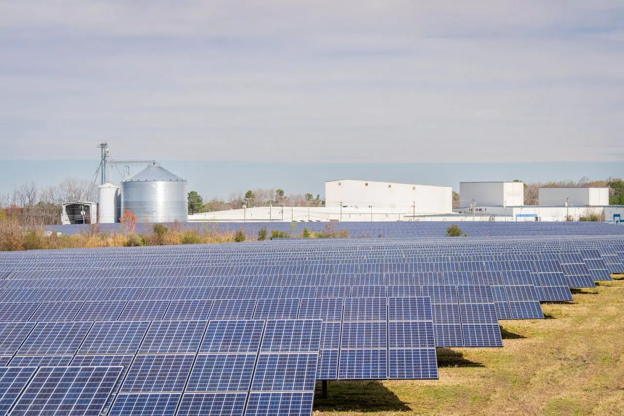 Foto de painéis solares para indústrias.