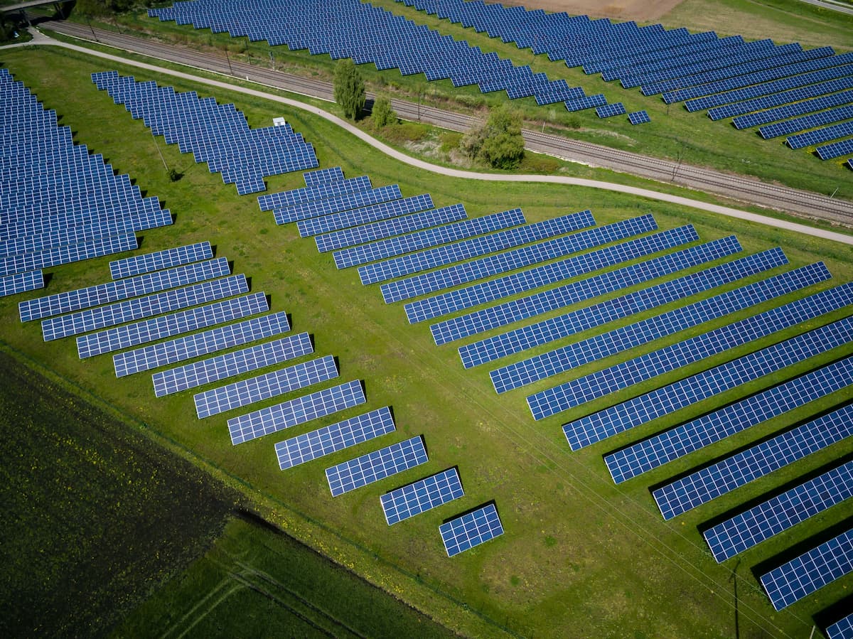 foto mostra painéis solares em grande terreno de grama