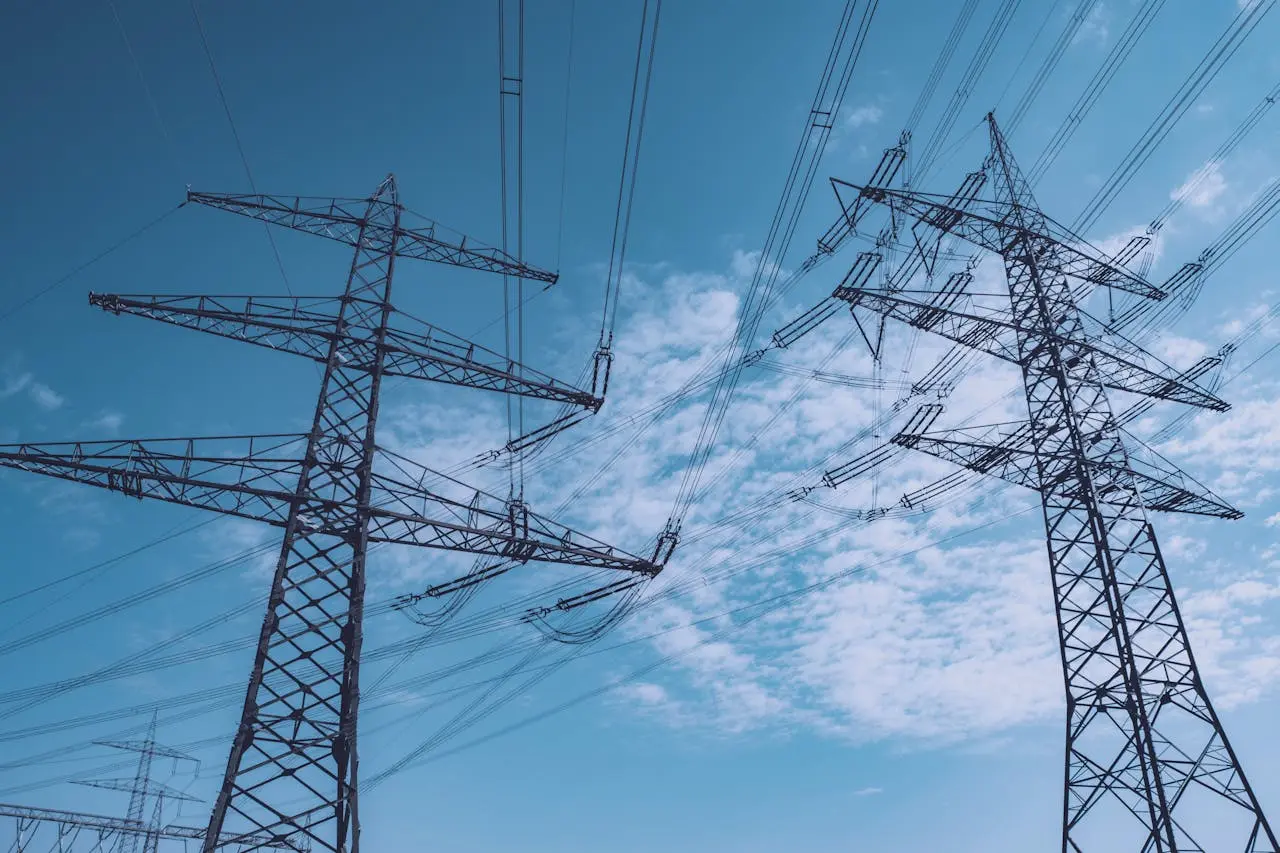 Foto de torres de energia (não renovável).