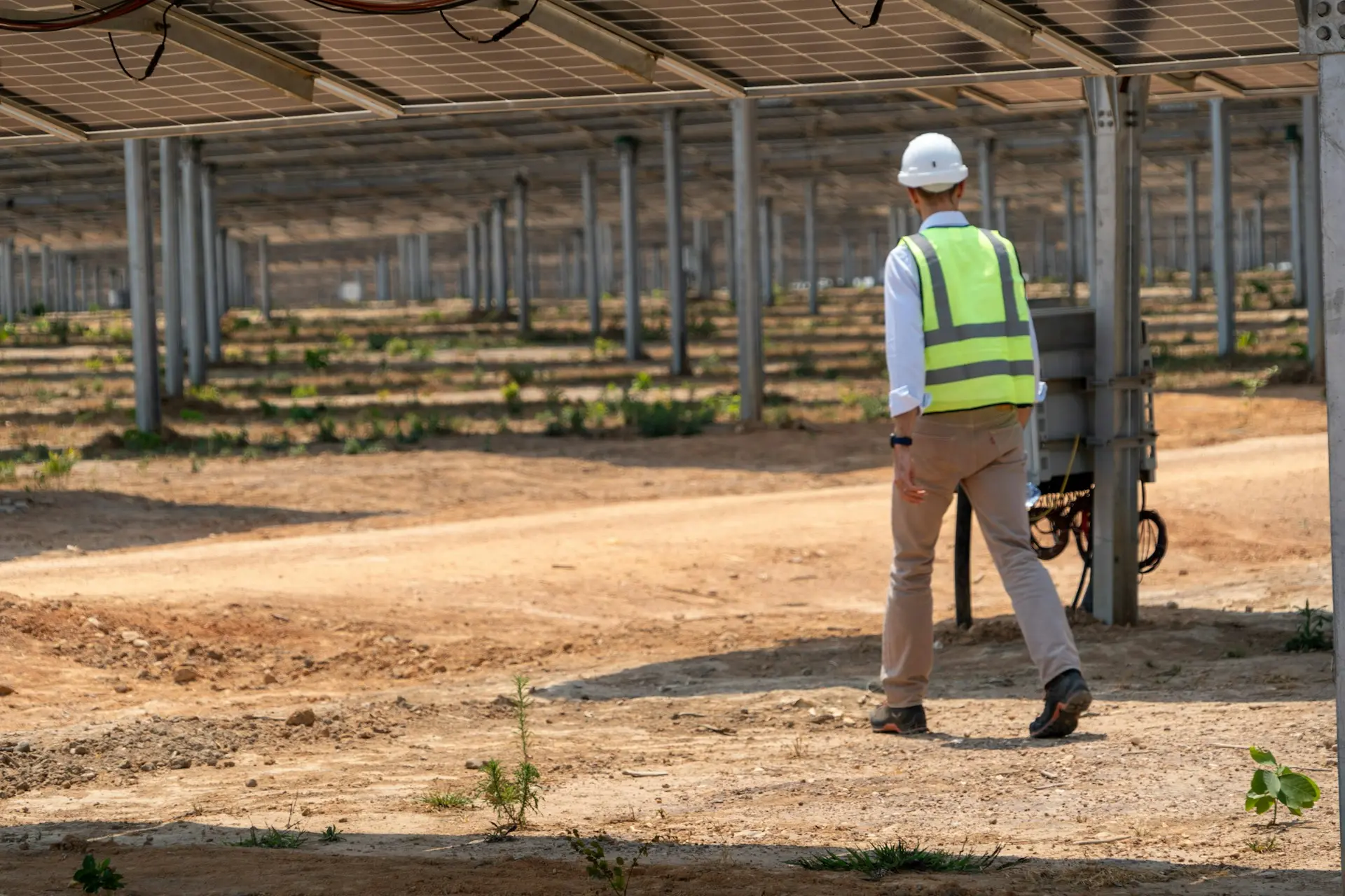 Foto de um homem em uma usina de energia solar