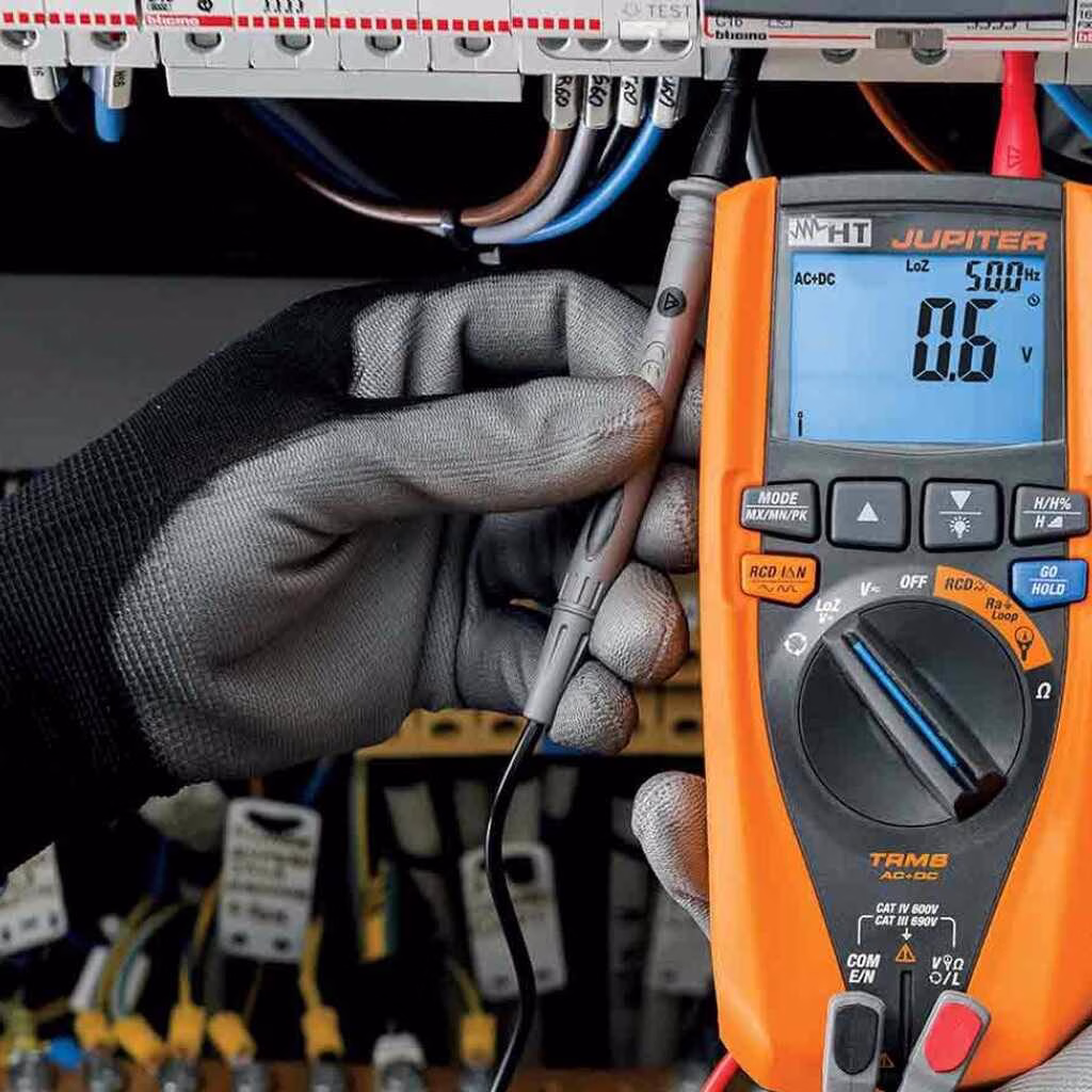 Medição com multímetro explicando o que é tensão elétrica em circuito elétrico
